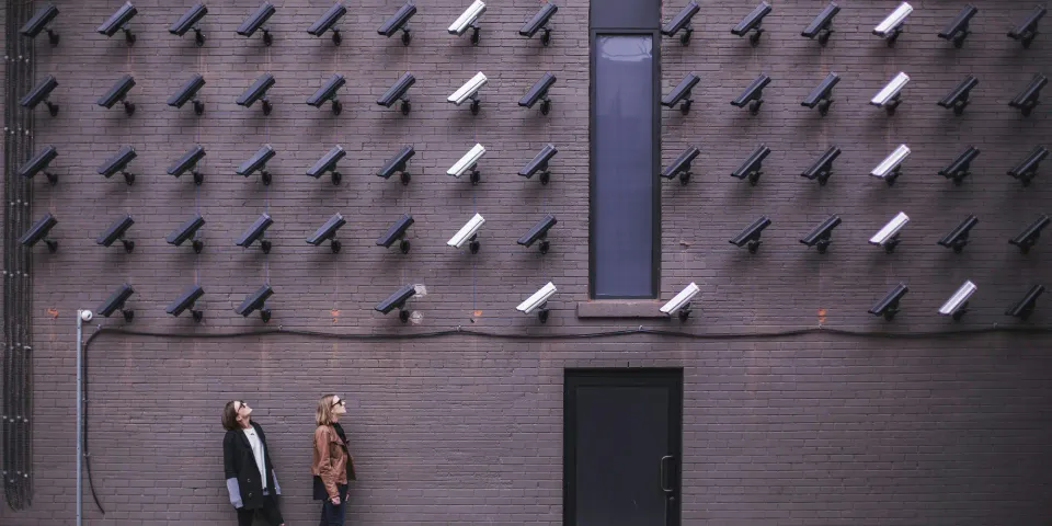 Cámaras de vigilancia en un edificio